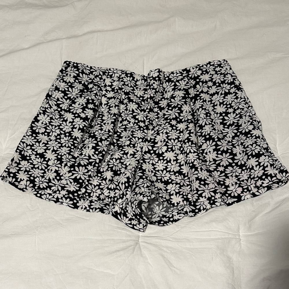 LOFT Black and White Floral Shorts M Petite